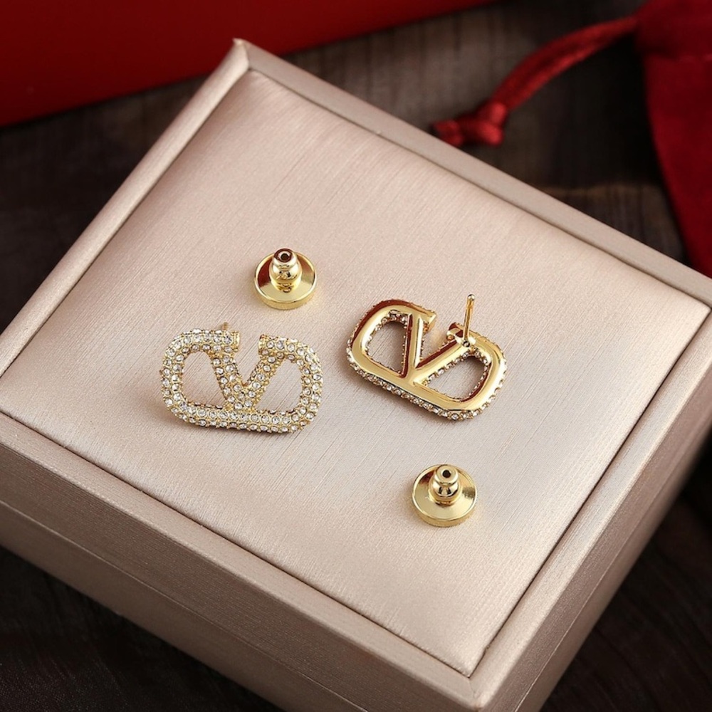 18K V Gold Plate Pave Moissenite Fashionable V Studs HighEnd Qual pre owned - Picture 7 of 7